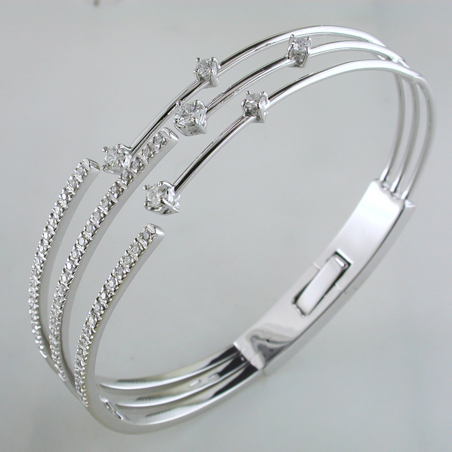 Pre-owned Estate 18K White Gold Hinged Diamond Crossover Bracelet