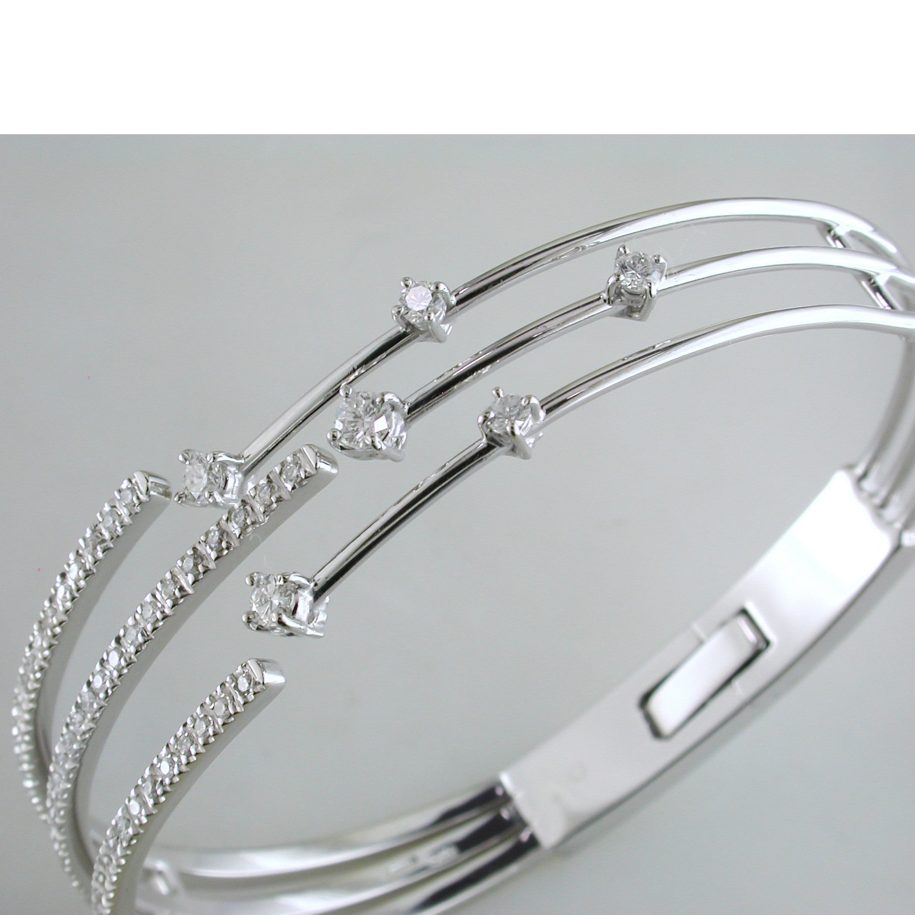 Pre-owned Estate 18K White Gold Hinged Diamond Crossover Bracelet