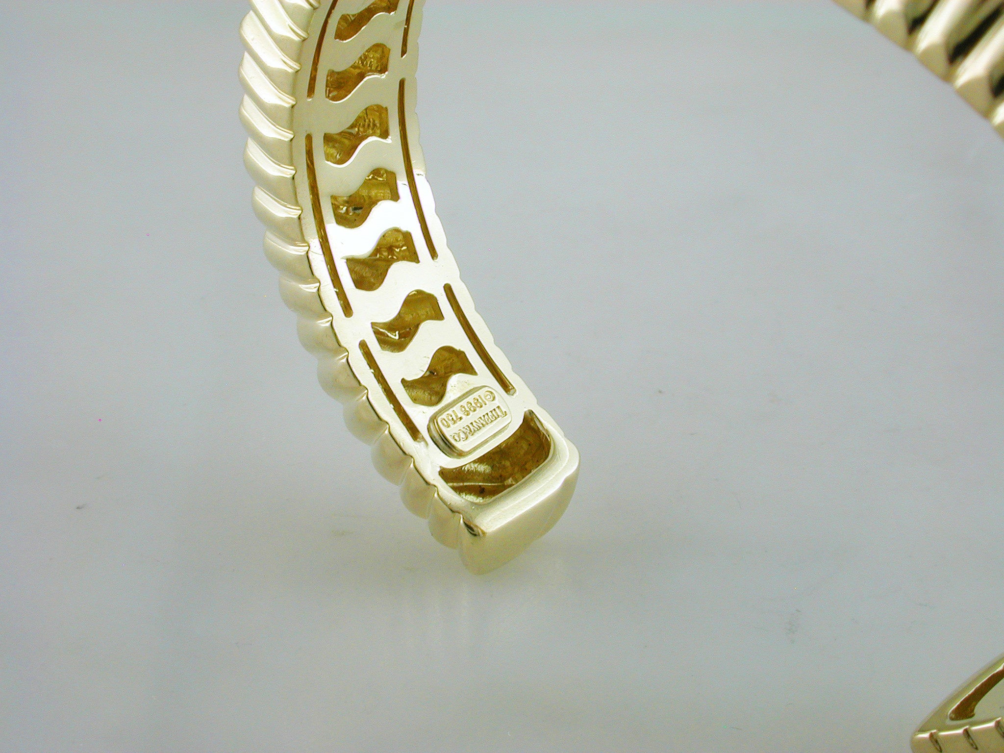 Estate Vintage Tiffany & Co. 18K Yellow Gold Cuff Bracelet 1998 Chevron Limited Ed. Grooved