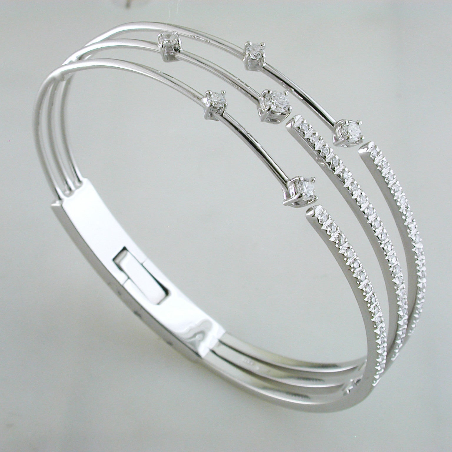 Pre-owned Estate 18K White Gold Hinged Diamond Crossover Bracelet