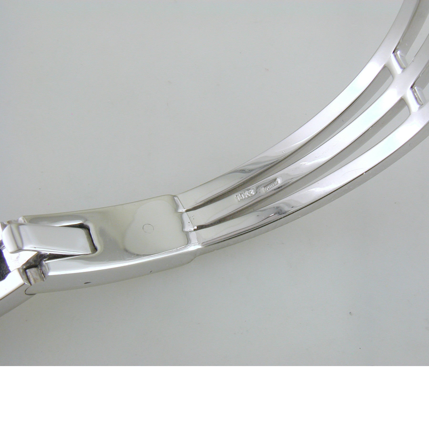 Pre-owned Estate 18K White Gold Hinged Diamond Crossover Bracelet